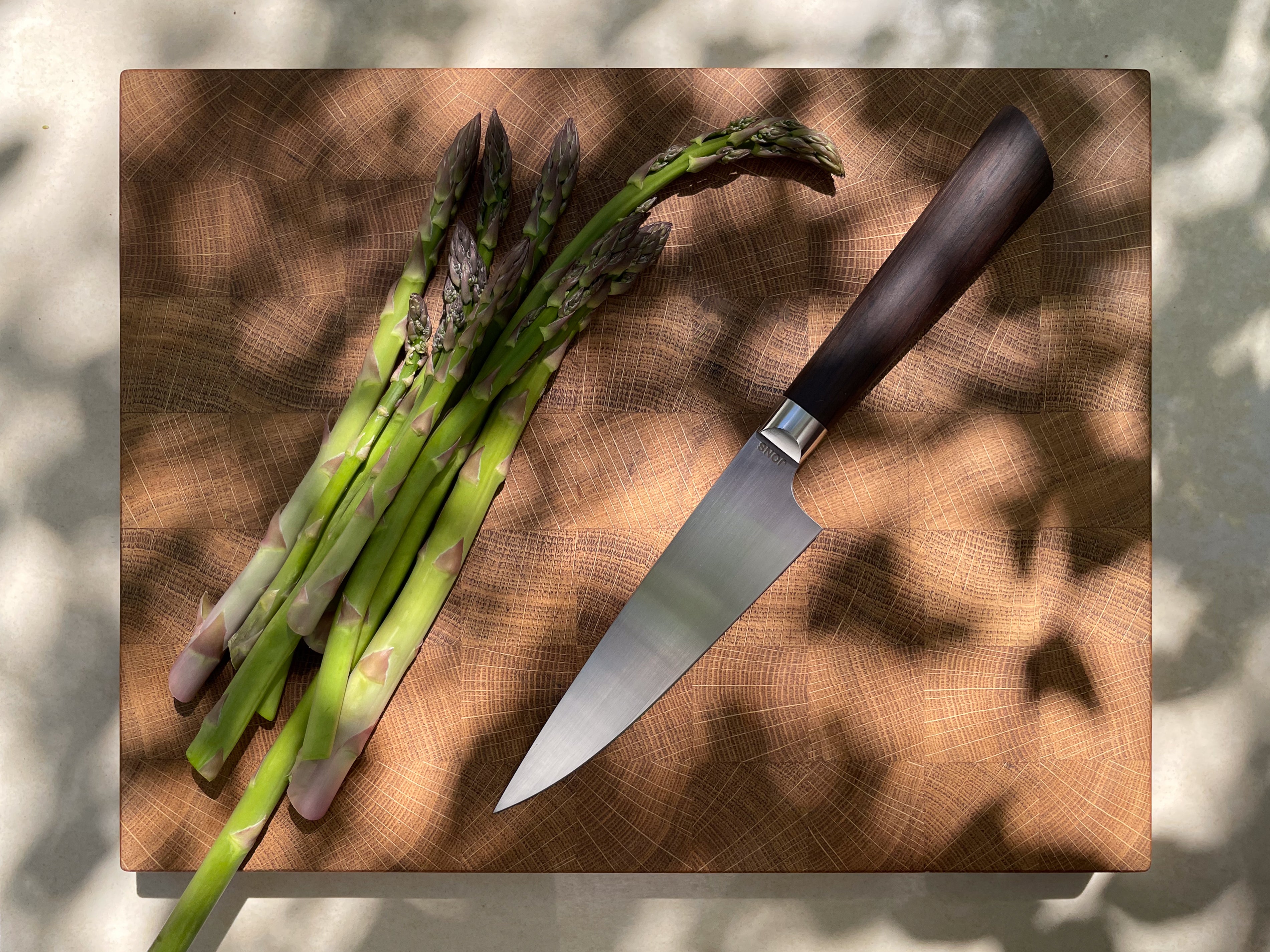 JONS Stirnholzbrett Eiche mit JONS C160 Räuchereiche und grünem Spargel